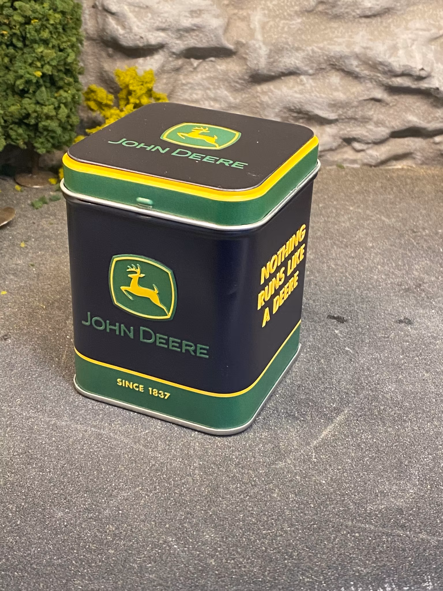NY!/NEW! Garage Metal Tea Box/Plåtburk 95x73x73 mm - JOHN DEERE