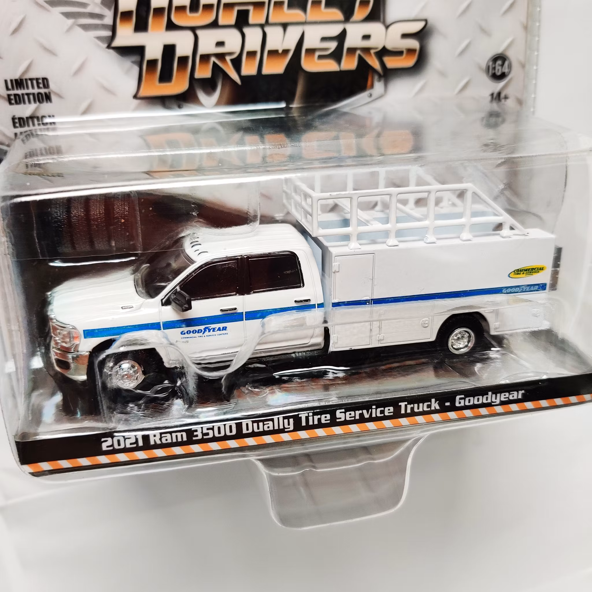 Skala 1/64  GreenLight "Dually Drivers" RAM 3500 Dually Tire Truck "GoodYear" 21'