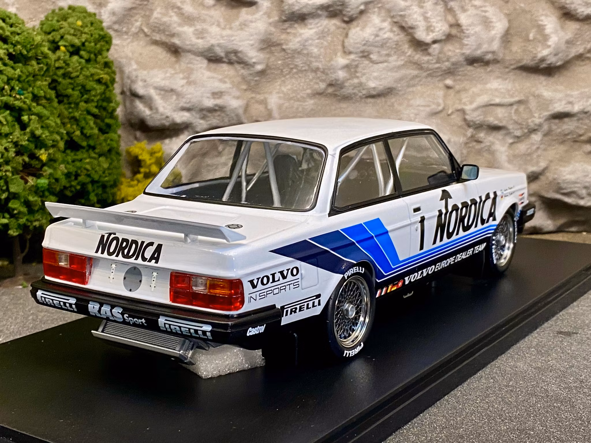 Skala 1/18 VOLVO 240 Turbo #1 Nordica ETCC, A Olofsson fr IXO Models