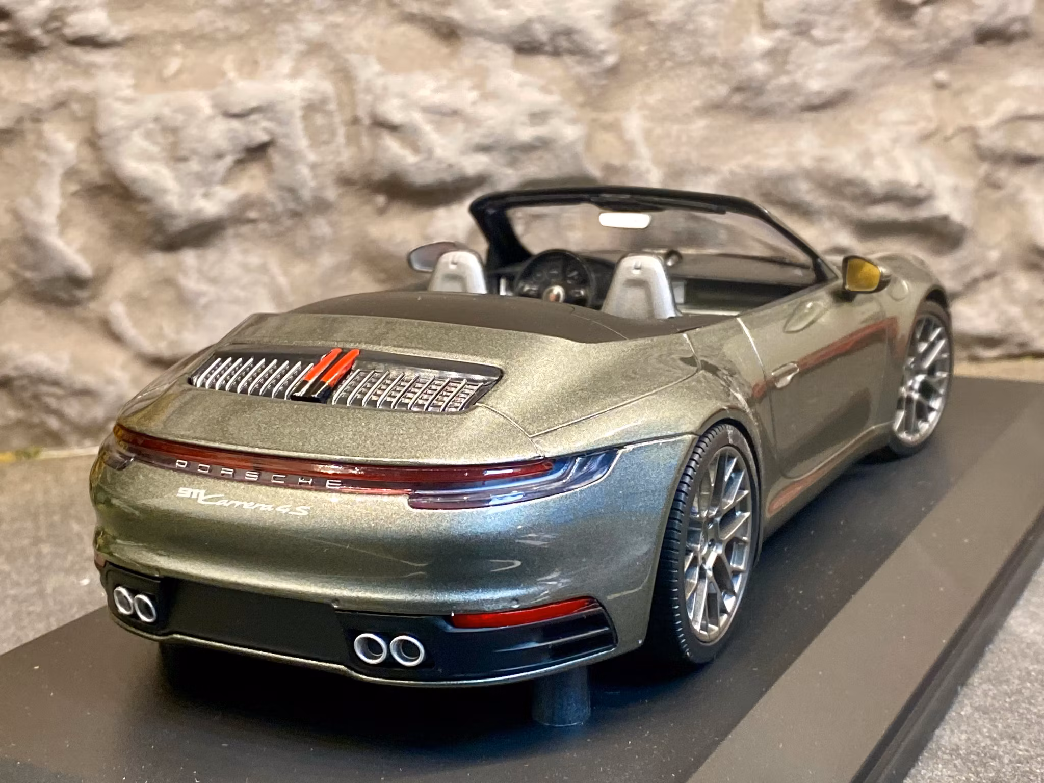 Skala 1/18 Porsche 911 Carrera 4S Cabriolet 2019 fr Minichamps