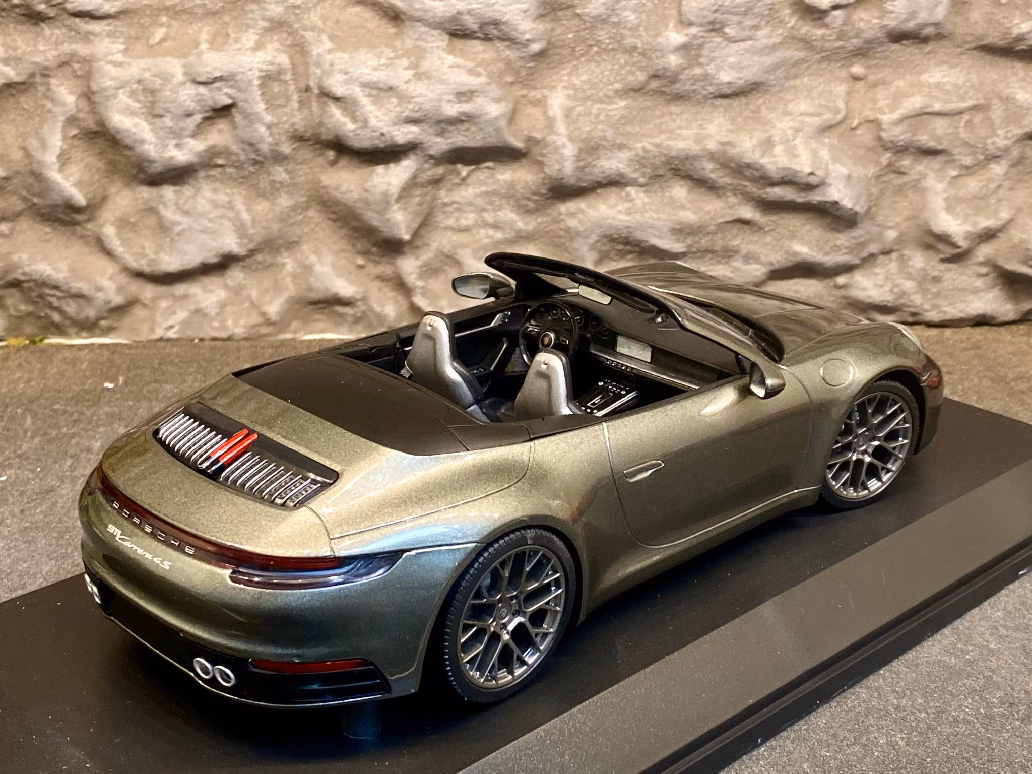 Skala 1/18 Porsche 911 Carrera 4S Cabriolet 2019 fr Minichamps