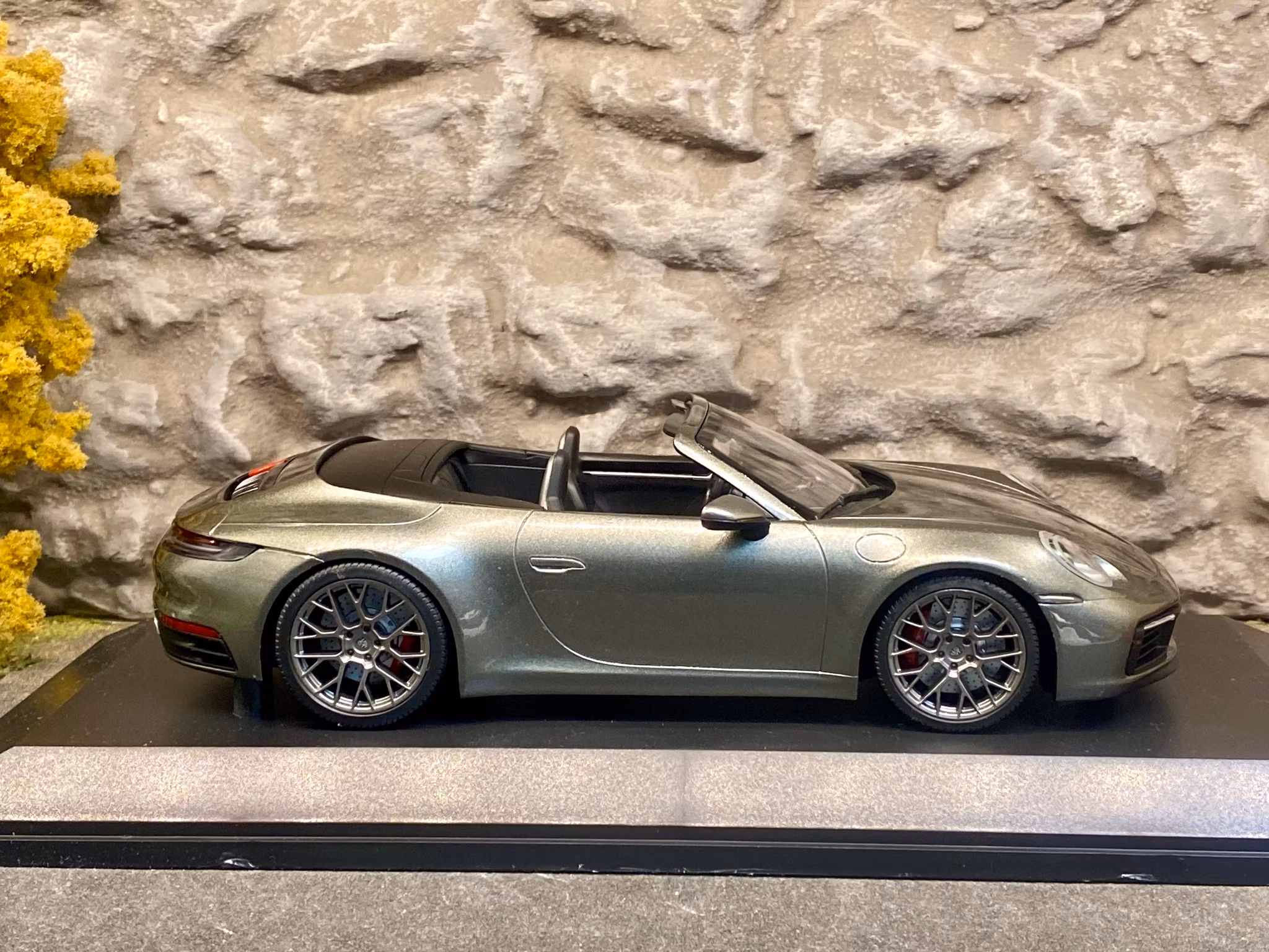 Skala 1/18 Porsche 911 Carrera 4S Cabriolet 2019 fr Minichamps