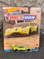 Skala 1/64 Hot Wheels Premium Race Day: Aston Martin Vantage GTE