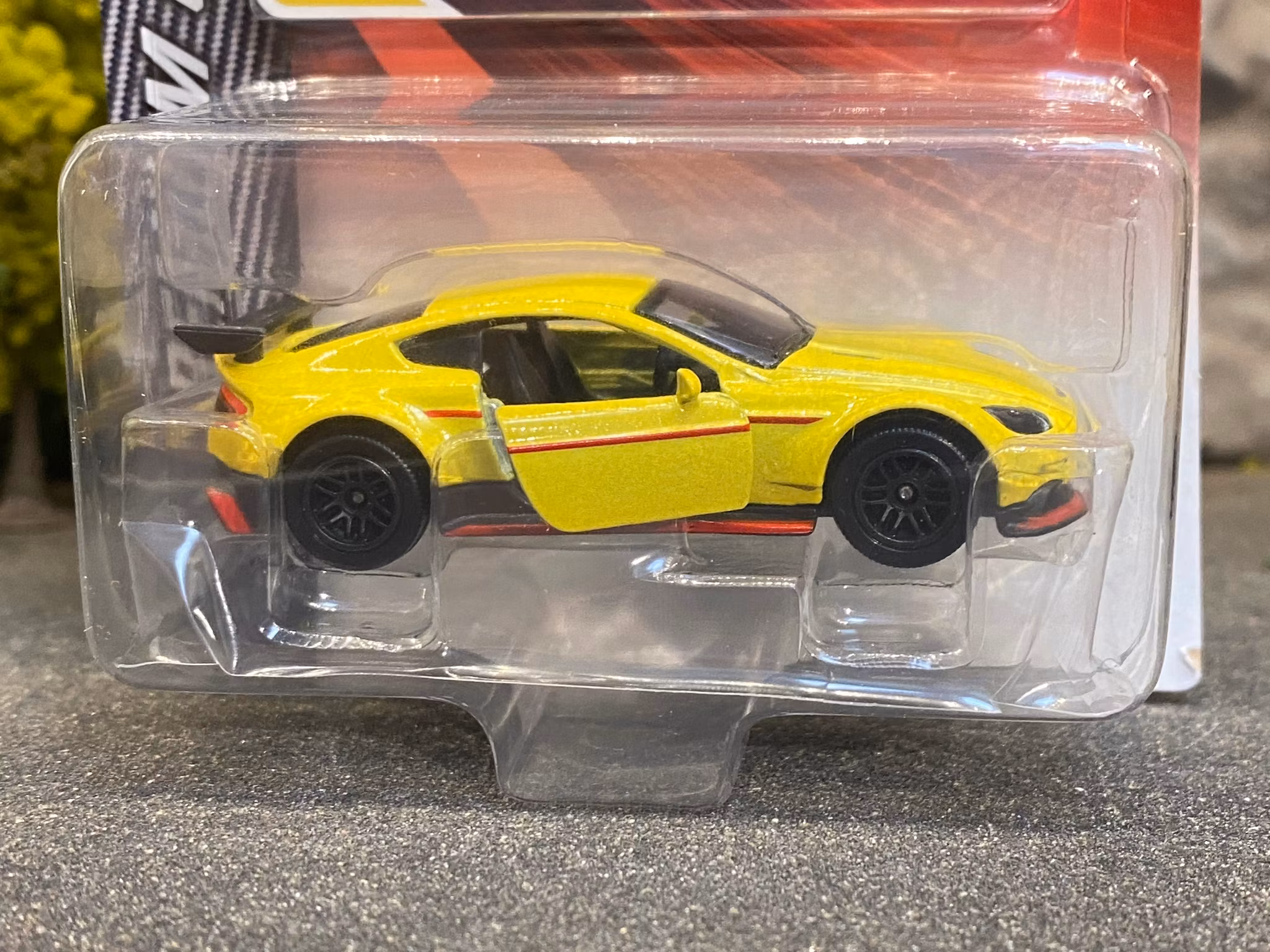 Skala 1/64 fr Majorette - Premium Cars: Aston Martin Vantage GT8 Yellow