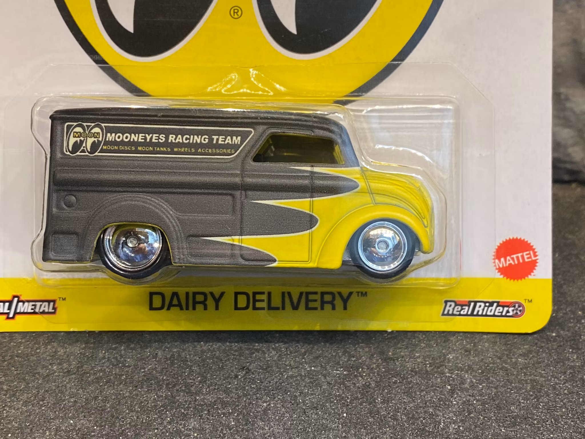 Skala 1/64 Hot Wheels Premium: Diary Delivery "Mooneyes"