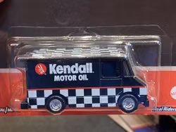 Skala 1/64 Hot Wheels Premium: Combat Medic "Kendall Oil"