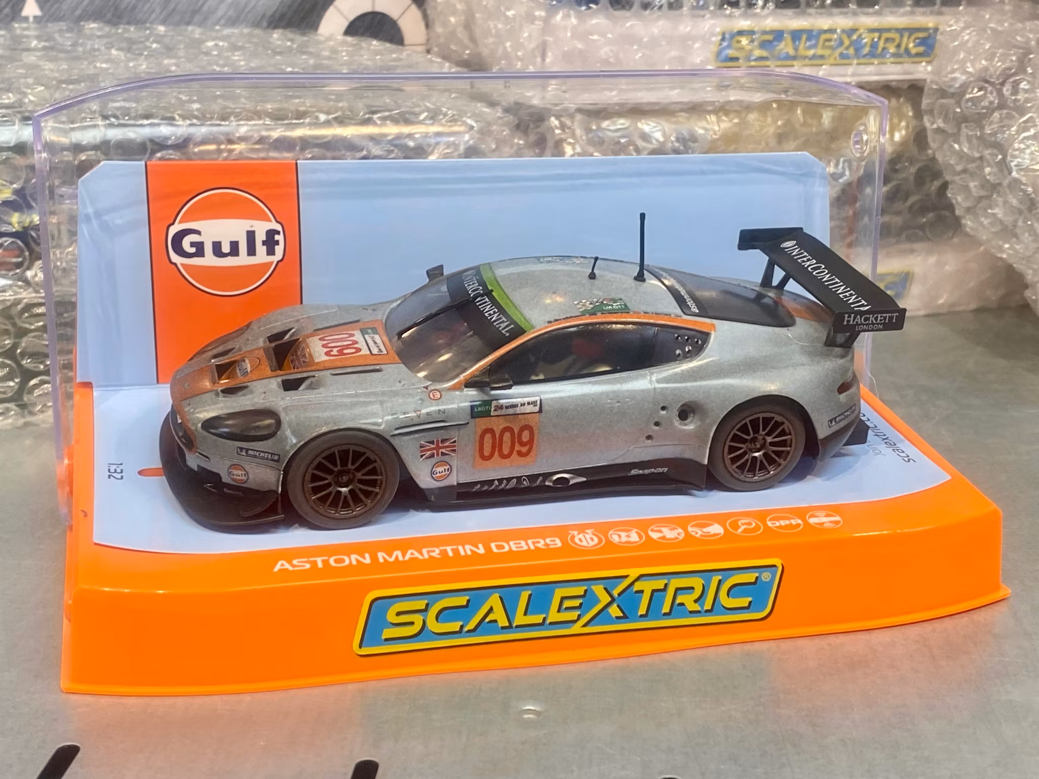 Skala 1/32 Scalextric Slotcar: Aston Martin DBR9, Gulf, Weathered