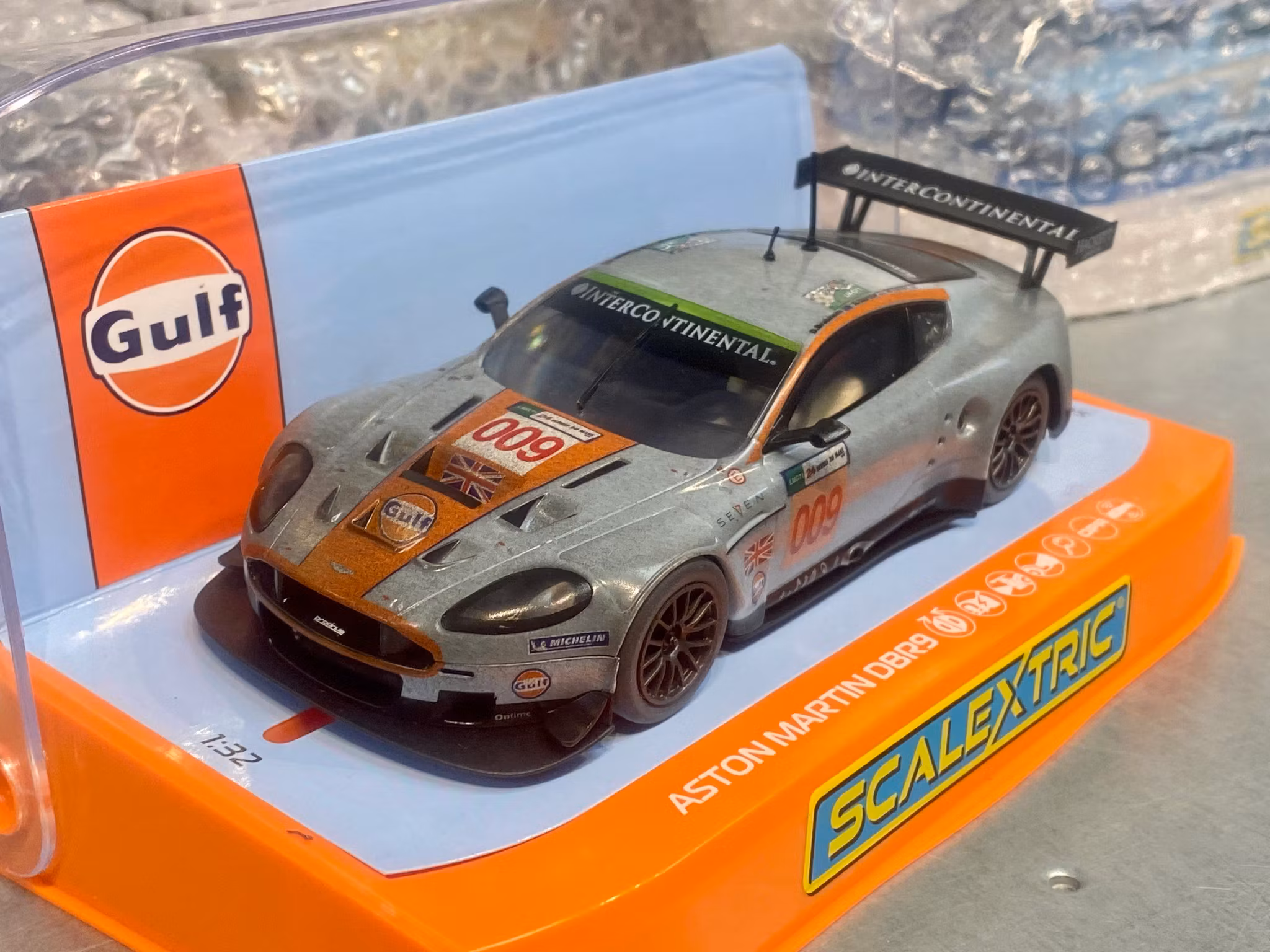 Skala 1/32 Scalextric Slotcar: Aston Martin DBR9, Gulf, Weathered