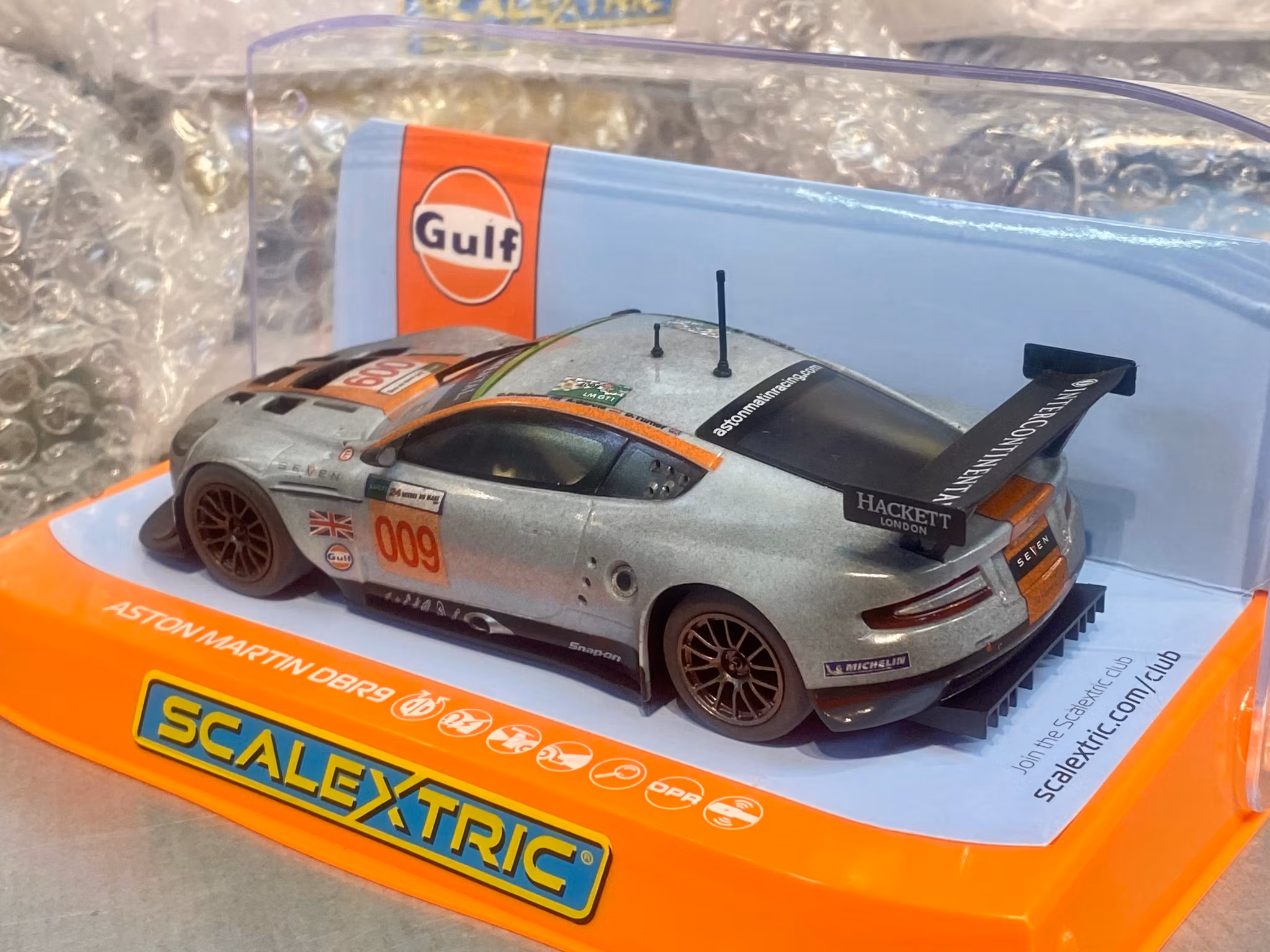 Skala 1/32 Scalextric Slotcar: Aston Martin DBR9, Gulf, Weathered