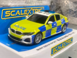 Skala 1/32 Scalextric Slotcar: BMW 330i M-sport Police Edition