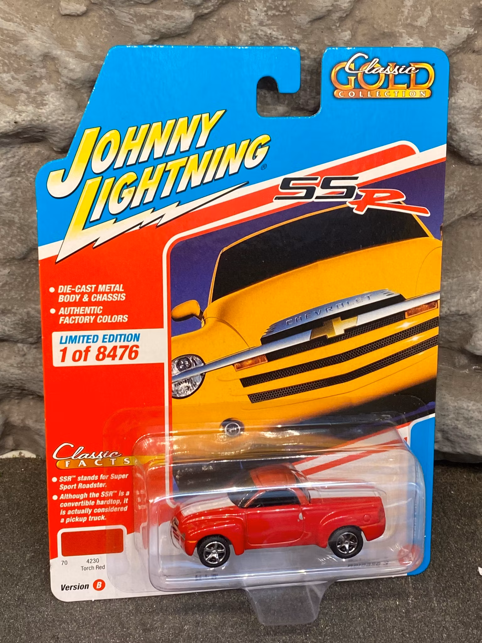 Skala 1/64 Chevrolet SSR, Torch Red w White Stripes fr Johnny Lightning