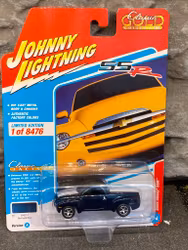 Skala 1/64 Chevrolet SSR, Bermuda blue w Wh Stripes fr Johnny Lightning
