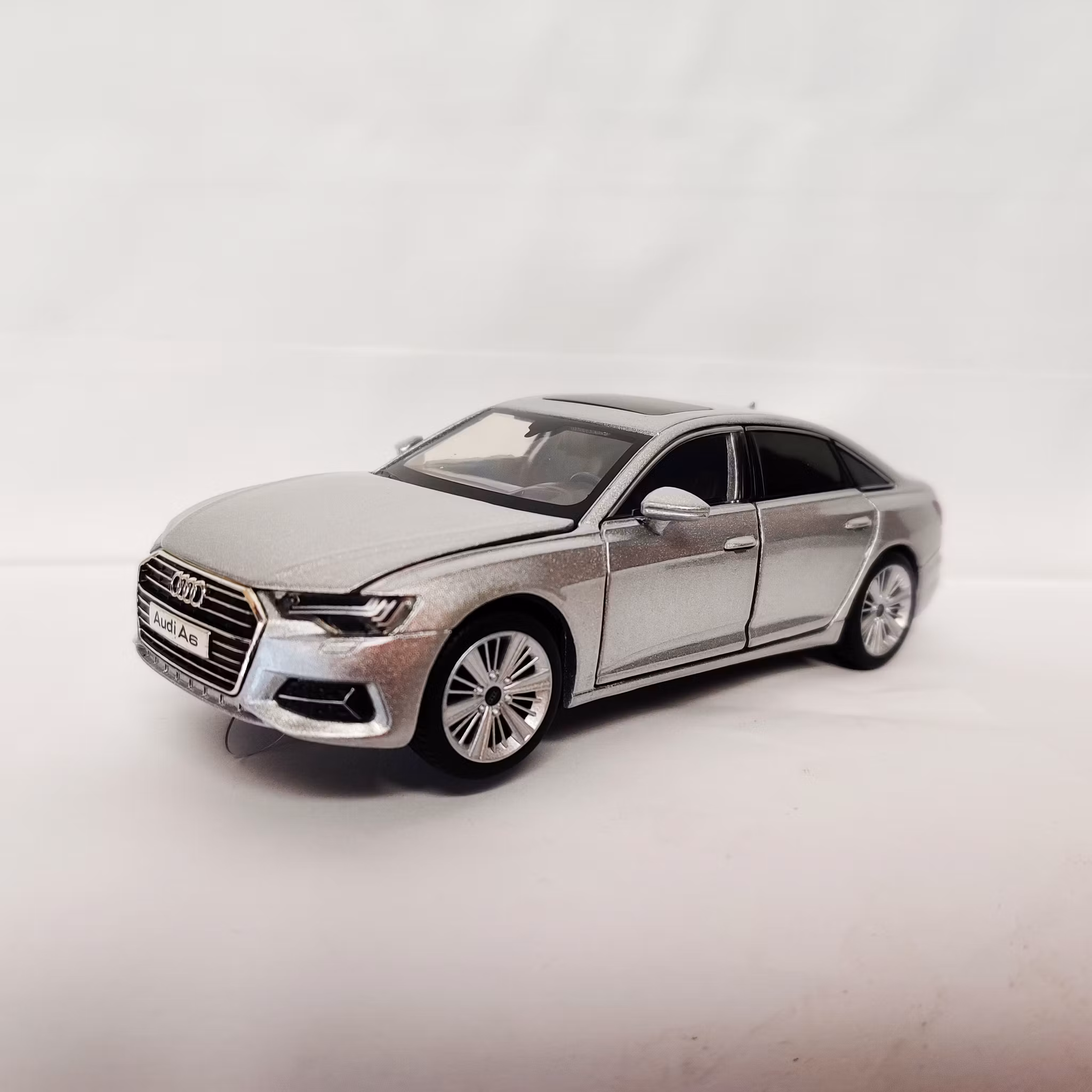 Skala 1/32 Audi A6, Silver från Tayumo