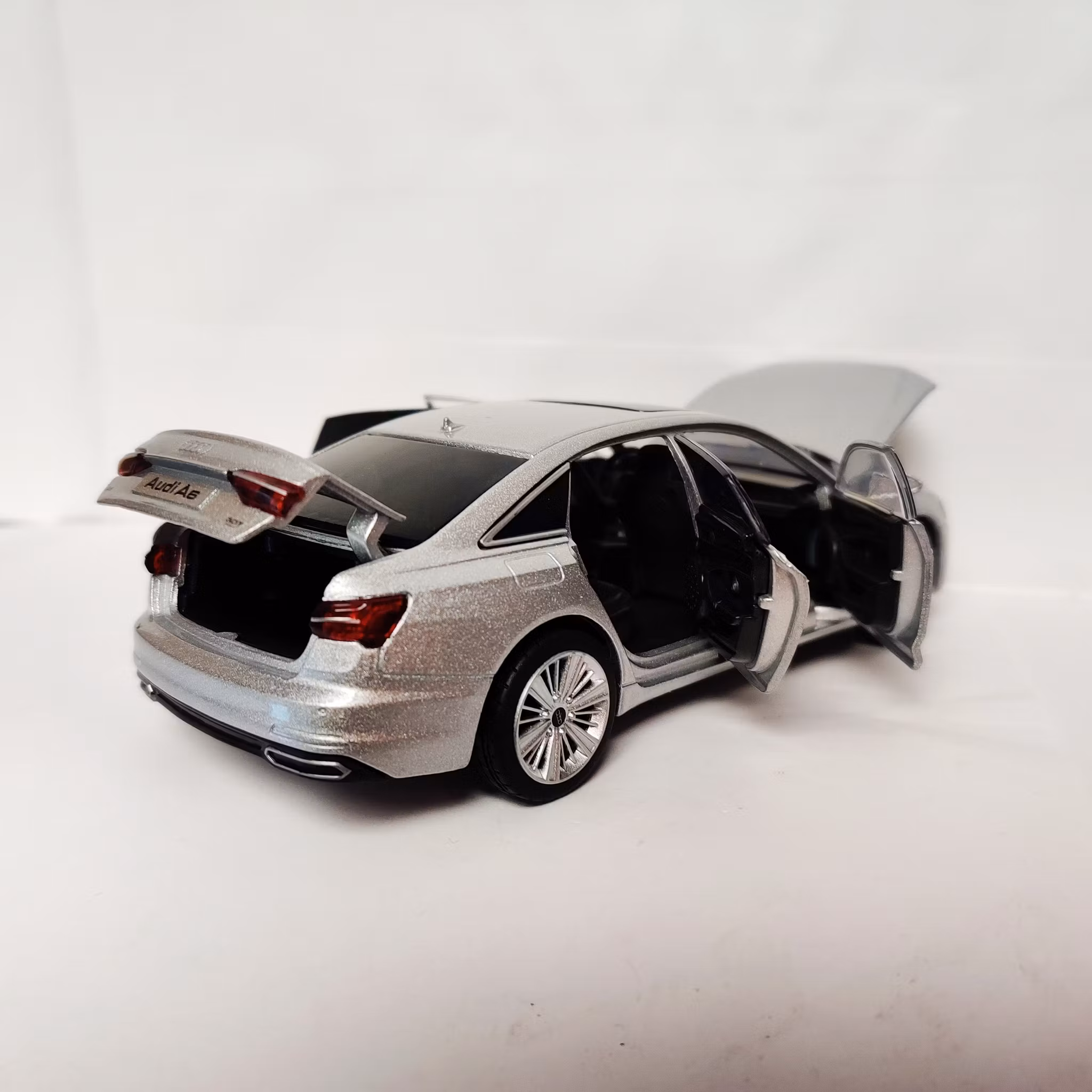 Skala 1/32 Audi A6, Silver från Tayumo