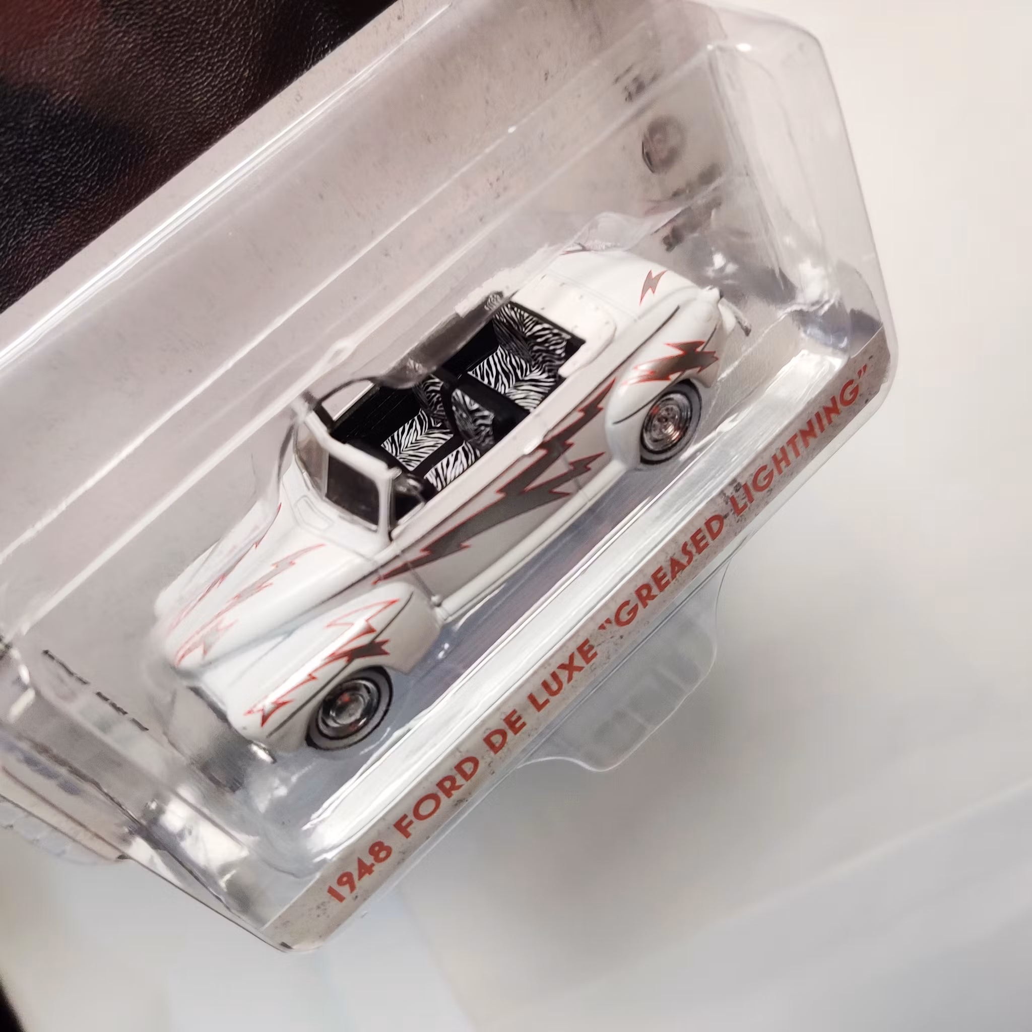 Skala 1/64 1948 Ford De Luxe "Greased Lightning" fr Greenlight Hollywood "Grease"