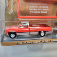 Skala 1/64 Greenlight "Hitch & Tow"" 1983 Chevrolet K20 Scottsdale m/w Double-Axle Dump Trailer