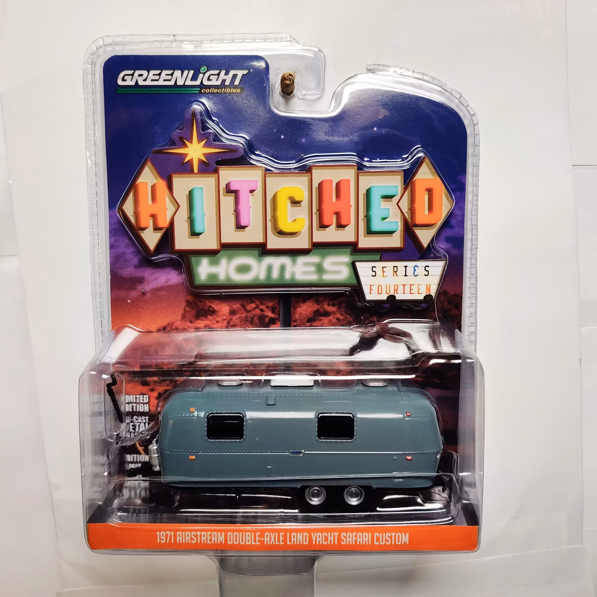 Skala 1/64 Greenlight "Hitched Homes" 1971 Airstream Double-Axle Land Yacht Safari Custom S14