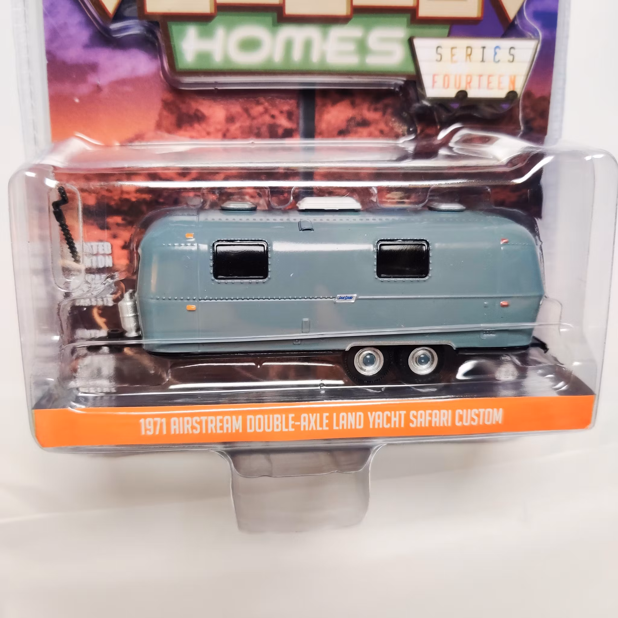 Skala 1/64 Greenlight "Hitched Homes" 1971 Airstream Double-Axle Land Yacht Safari Custom S14