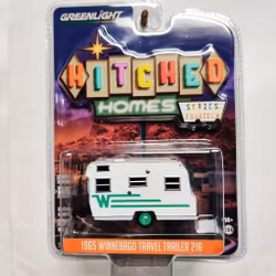 Skala 1/64 Greenlight "Hitched Homes" 1965 Winnebago Travel Trailer 216 S14
