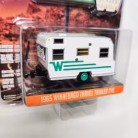 Skala 1/64 Greenlight "Hitched Homes" 1965 Winnebago Travel Trailer 216 S14
