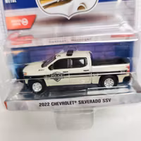 Skala 1/64 Greenlight "Hot Pursuit" 2022 Chevrolet Silverado SSV  S.44