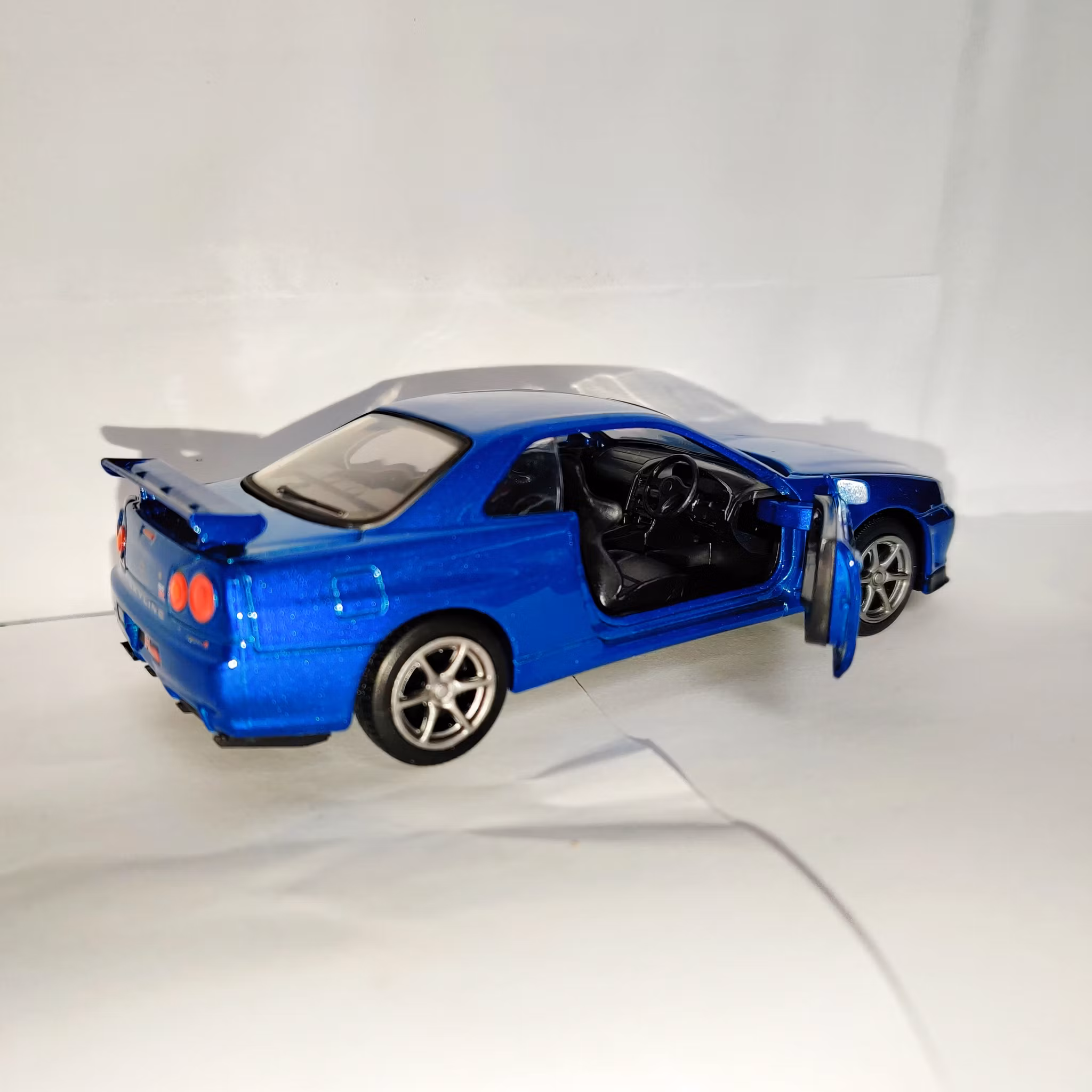 Skala 1/36 Nissan GT-R34 V-Spec II, vänsterstyrd, Blå metalic från Tayumo