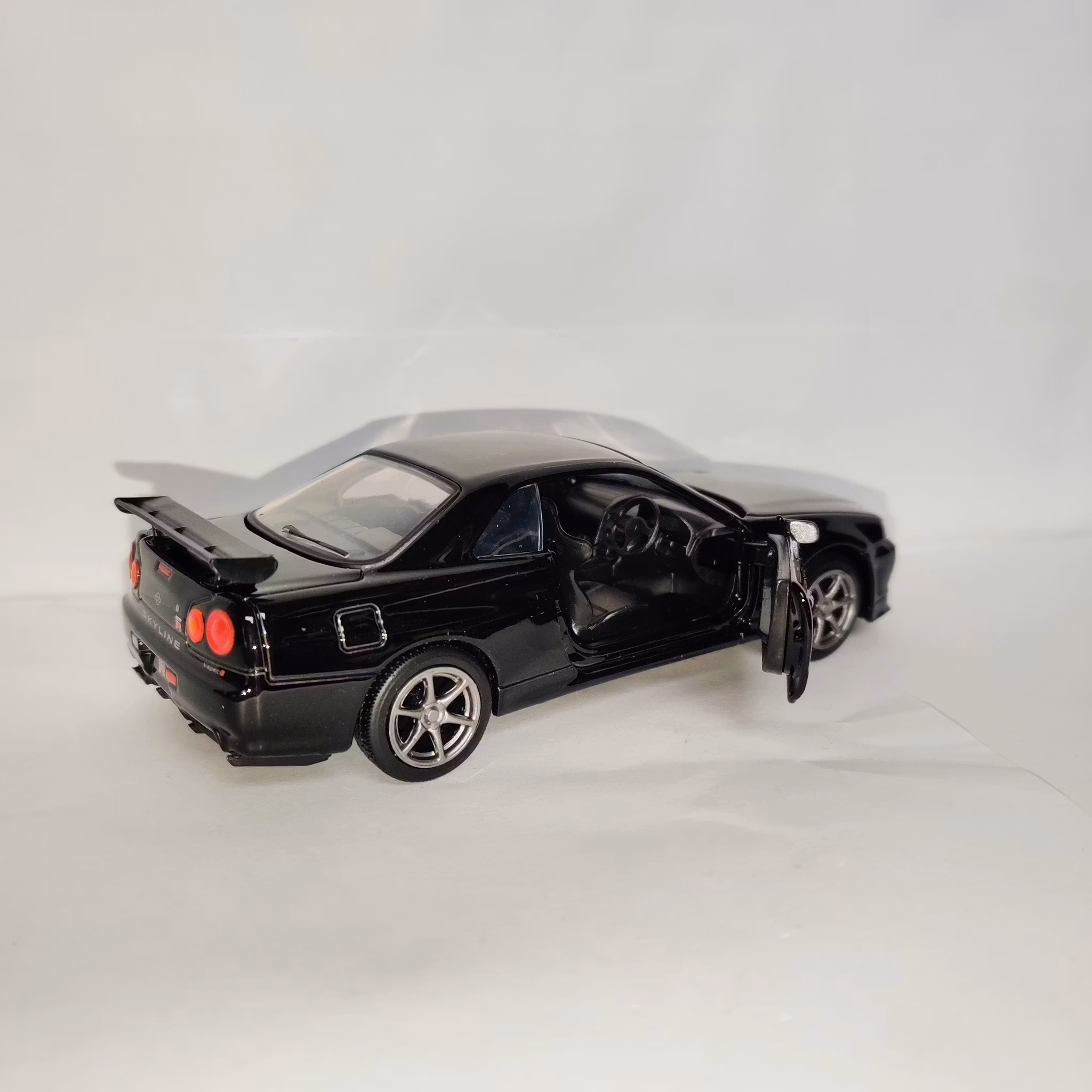 Skala 1/36 Nissan GT-R34 V-Spec II, vänsterstyrd, Svart från Tayumo