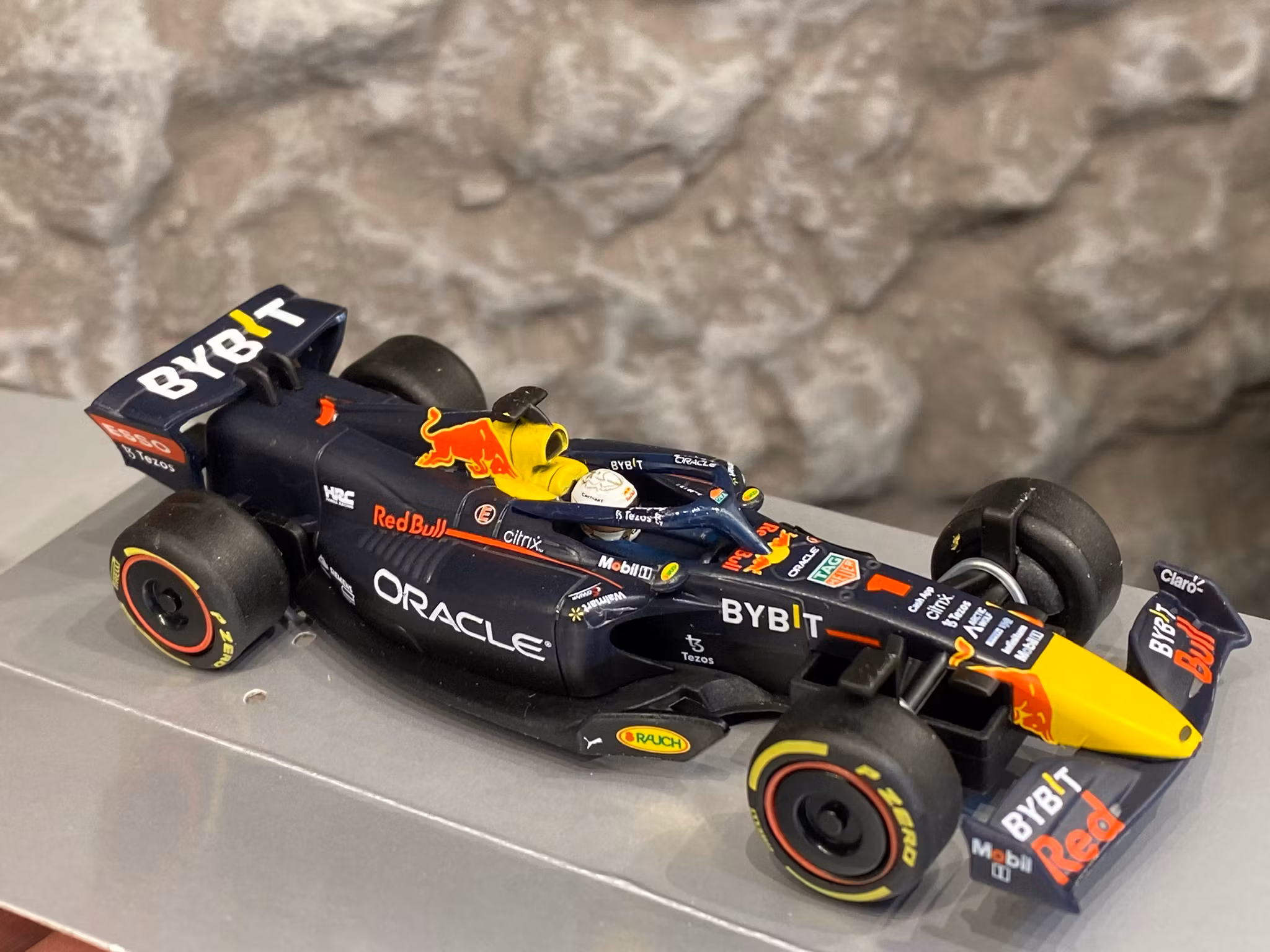 Skala 1/43 RED BULL Racing RB18 #1 Verstappen w figure fr Carrera