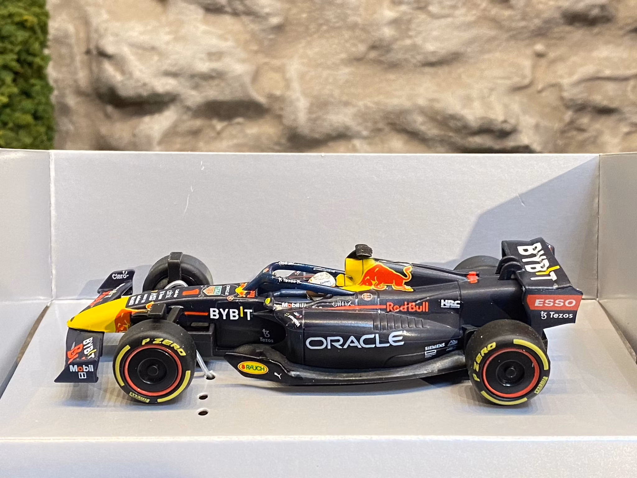 Skala 1/43 RED BULL Racing RB18 #1 Verstappen w figure fr Carrera