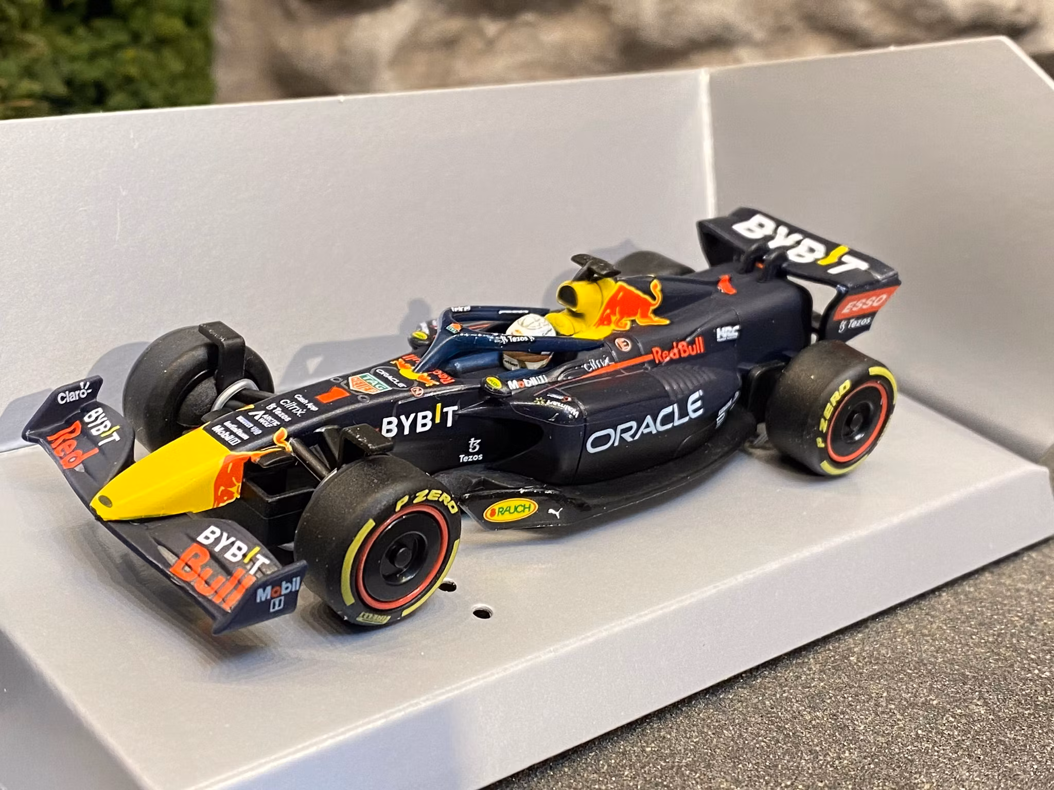Skala 1/43 RED BULL Racing RB18 #1 Verstappen w figure fr Carrera