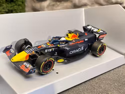 Skala 1/43 RED BULL Racing RB18 #1 Verstappen w figure fr Carrera