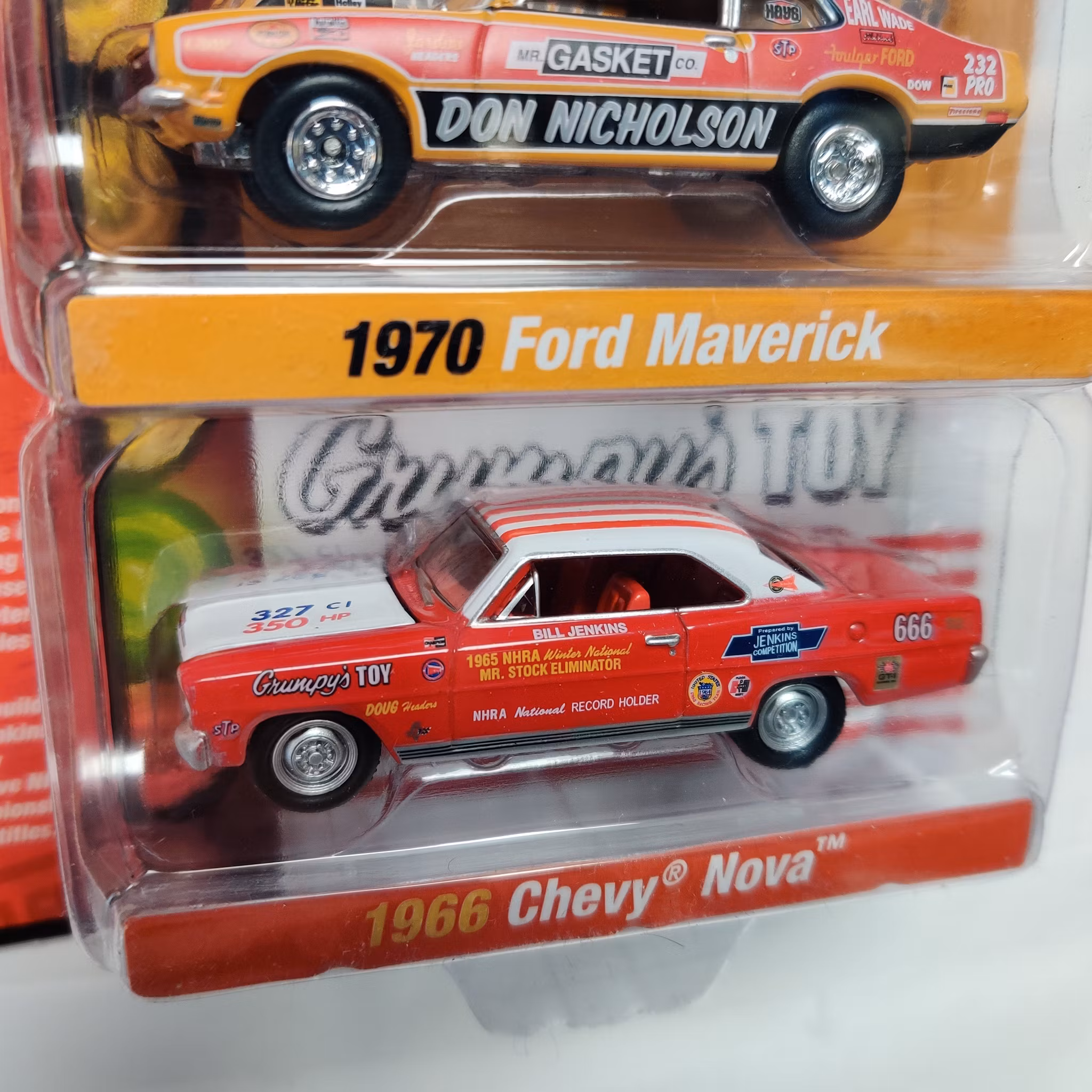 Skala 1/64 2-pack Johnny Lightning, 1970 Ford Maverick, 1966 Chevy Nova Rev.B