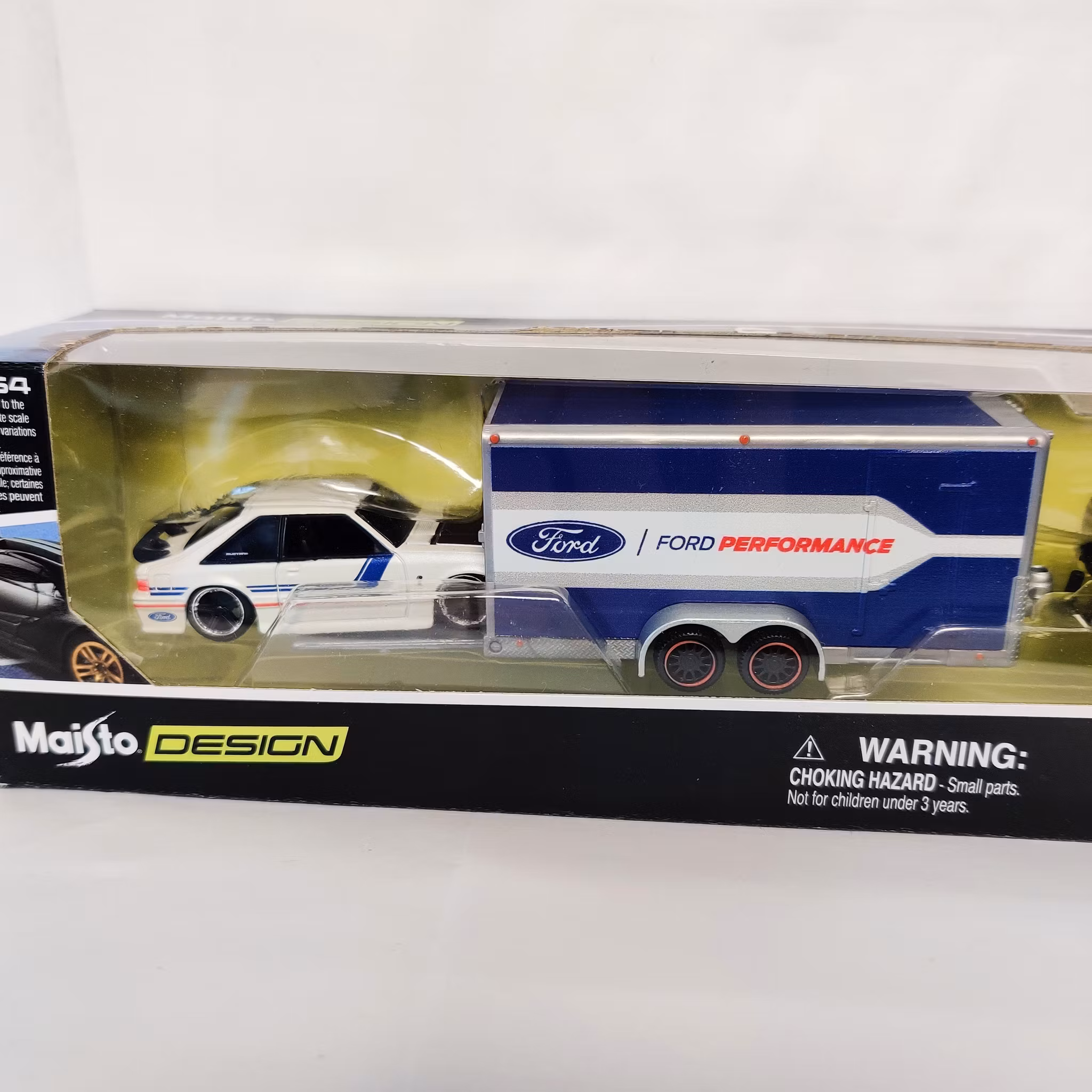 Skala 1/64 Maisto Design 21' Ford F150 SVT Raptor, 93' Ford SVT Cobra, bil/cartrailer