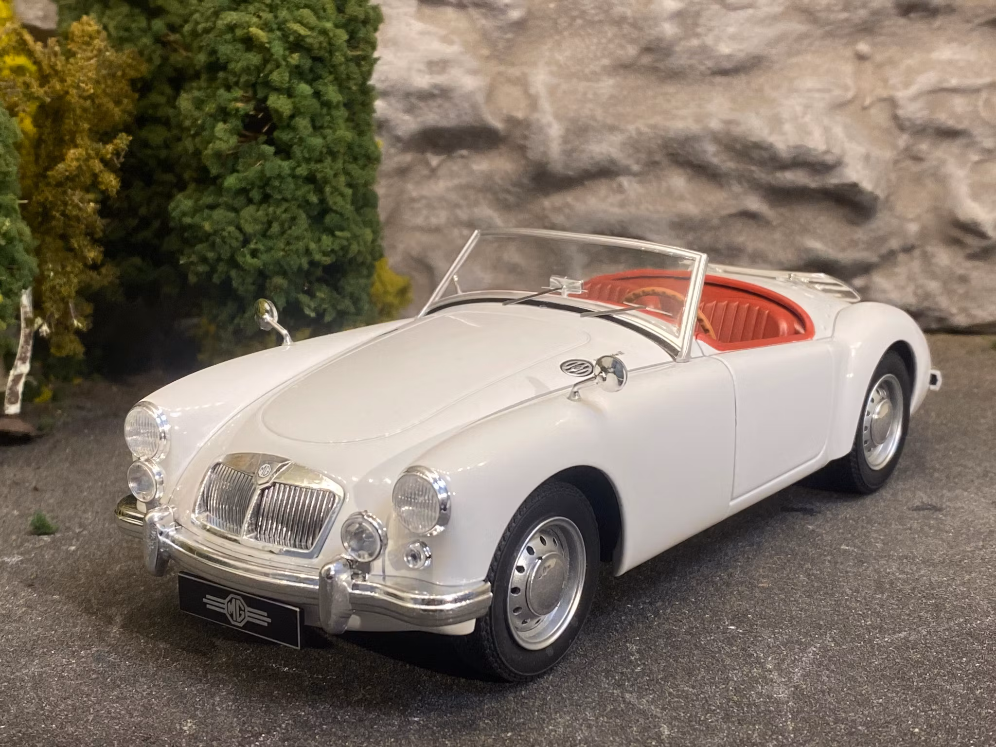 Skala 1/18 MGA MKII A16000 Open 1961, White fr Triple9