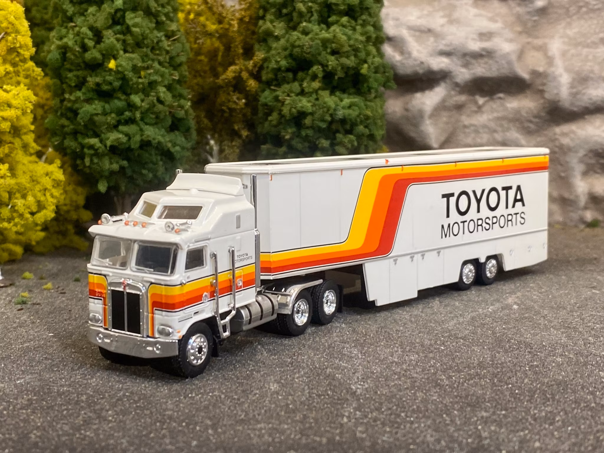 Skala 1/87 Kenworth K 100 Aerodyne "TOYOTA Motorsports" fr Brekina