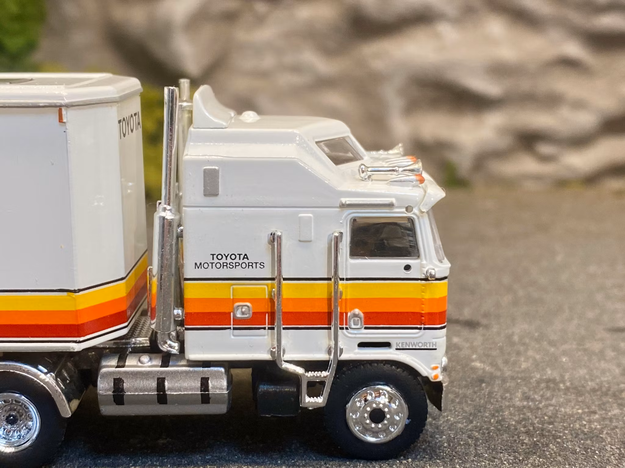 Skala 1/87 Kenworth K 100 Aerodyne "TOYOTA Motorsports" fr Brekina