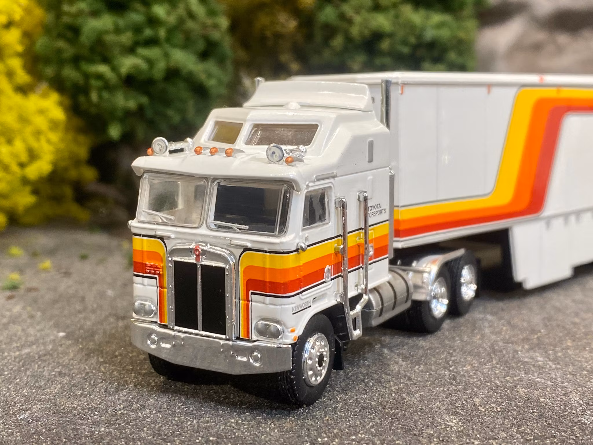 Skala 1/87 Kenworth K 100 Aerodyne "TOYOTA Motorsports" fr Brekina