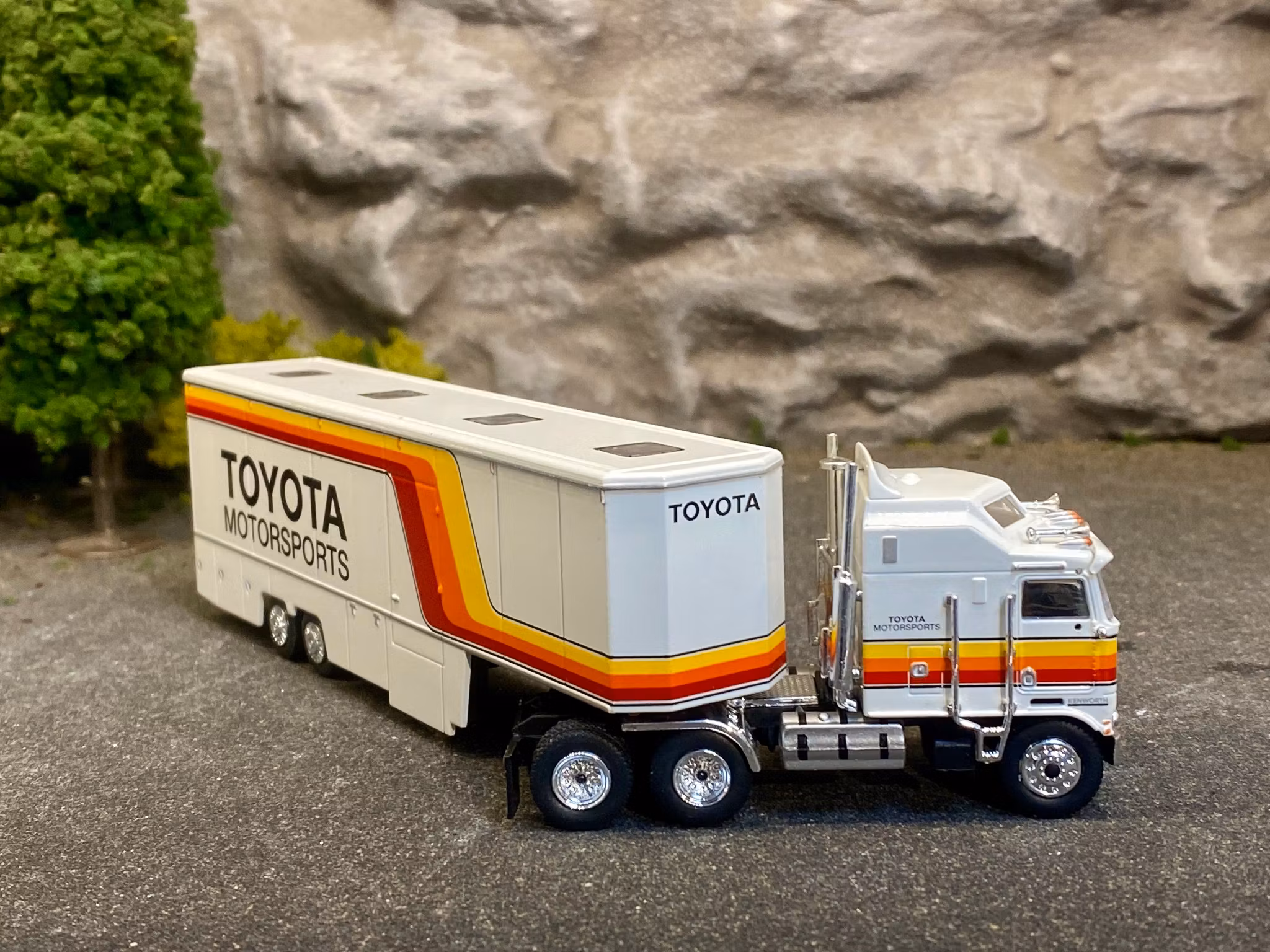 Skala 1/87 Kenworth K 100 Aerodyne "TOYOTA Motorsports" fr Brekina