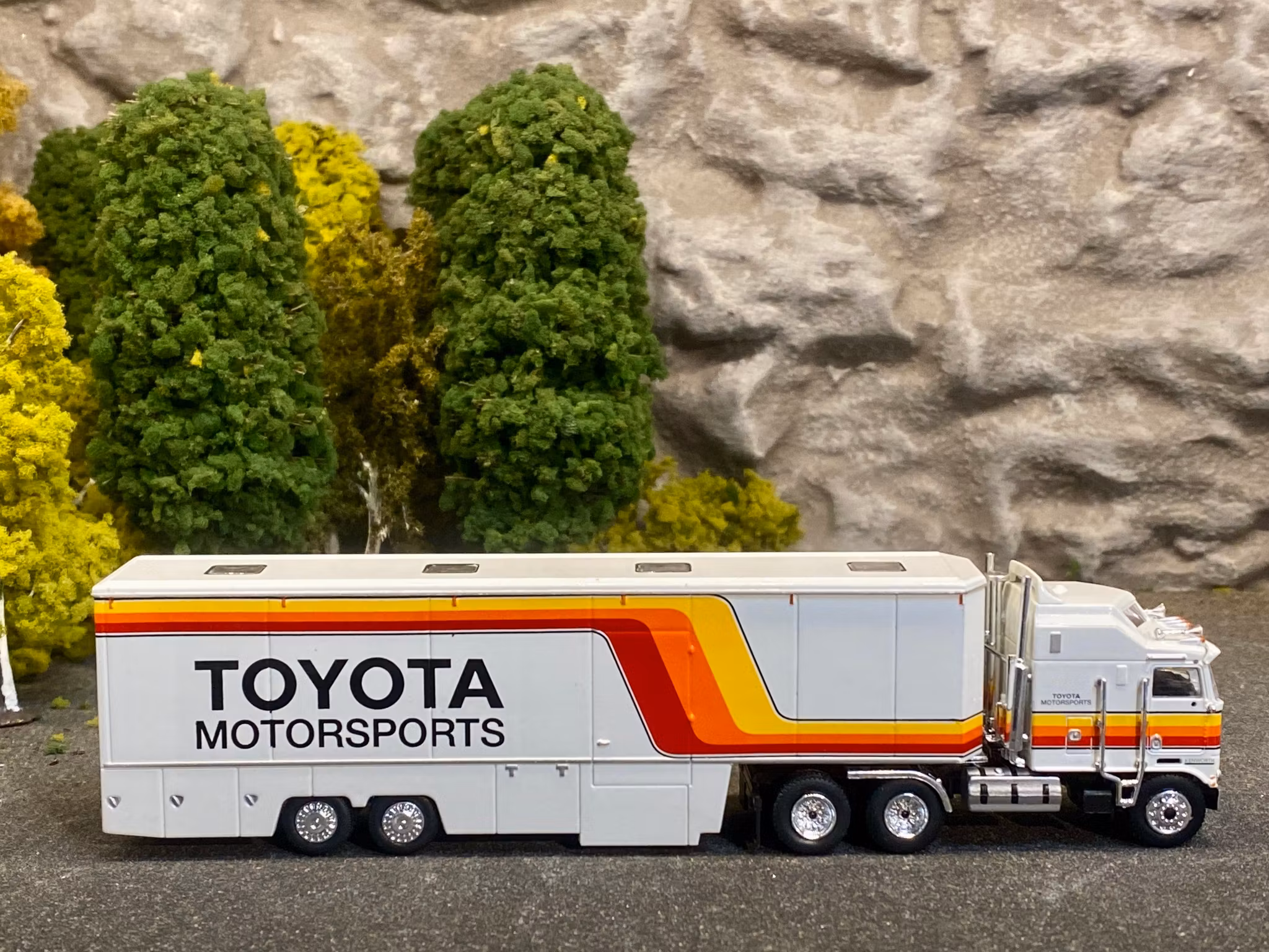 Skala 1/87 Kenworth K 100 Aerodyne "TOYOTA Motorsports" fr Brekina