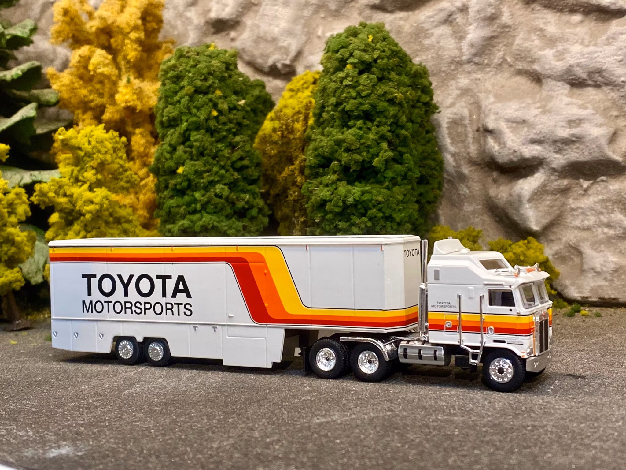 Skala 1/87 Kenworth K 100 Aerodyne "TOYOTA Motorsports" fr Brekina