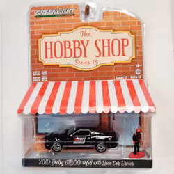 Skala 1/64 Greenlight "The Hobby Shop" 2010 Shelby GT500 #68 w Racer car driver
