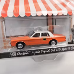 Skala 1/64 Greenlight "The Hobby Shop" 1981 Chevrolet Capital Cab w man in suit
