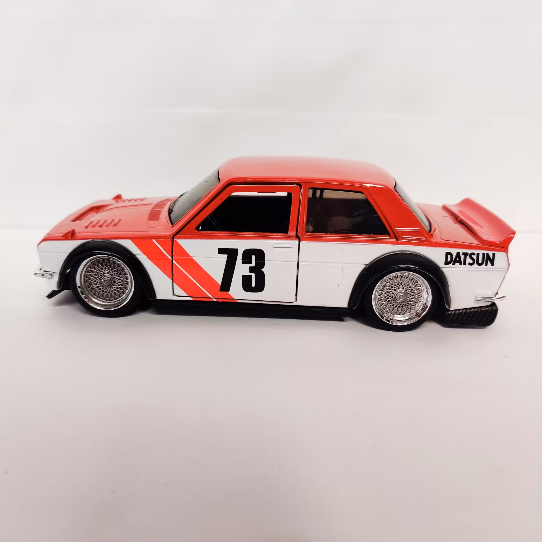 Skala 1/32 Jada "JDM Tuners" 1973 Datsun 510 Widebody