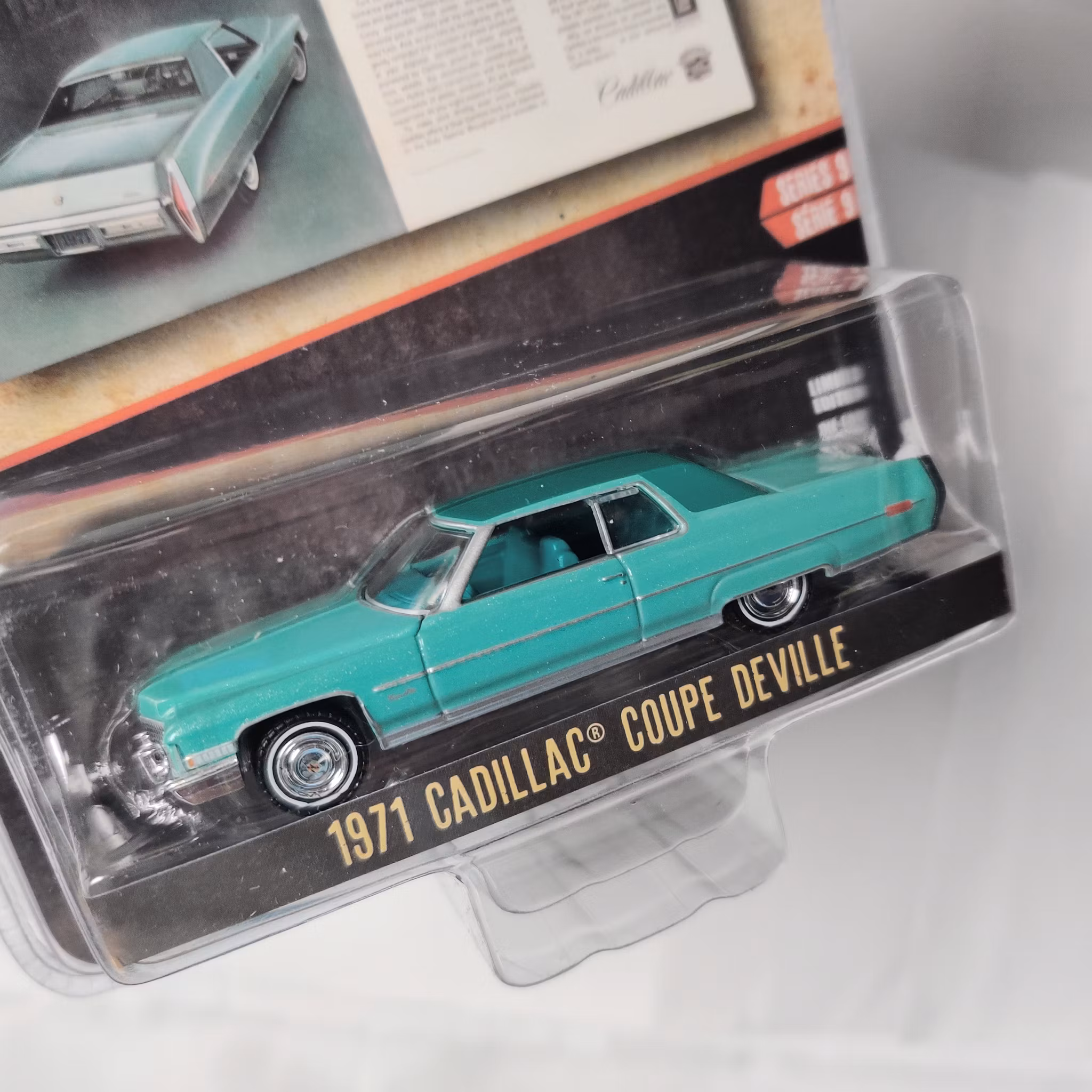 Skala 1/64 Greenlight "Vintage AD Cars" 1971 Cadillac Coupe DeVille Ser.9