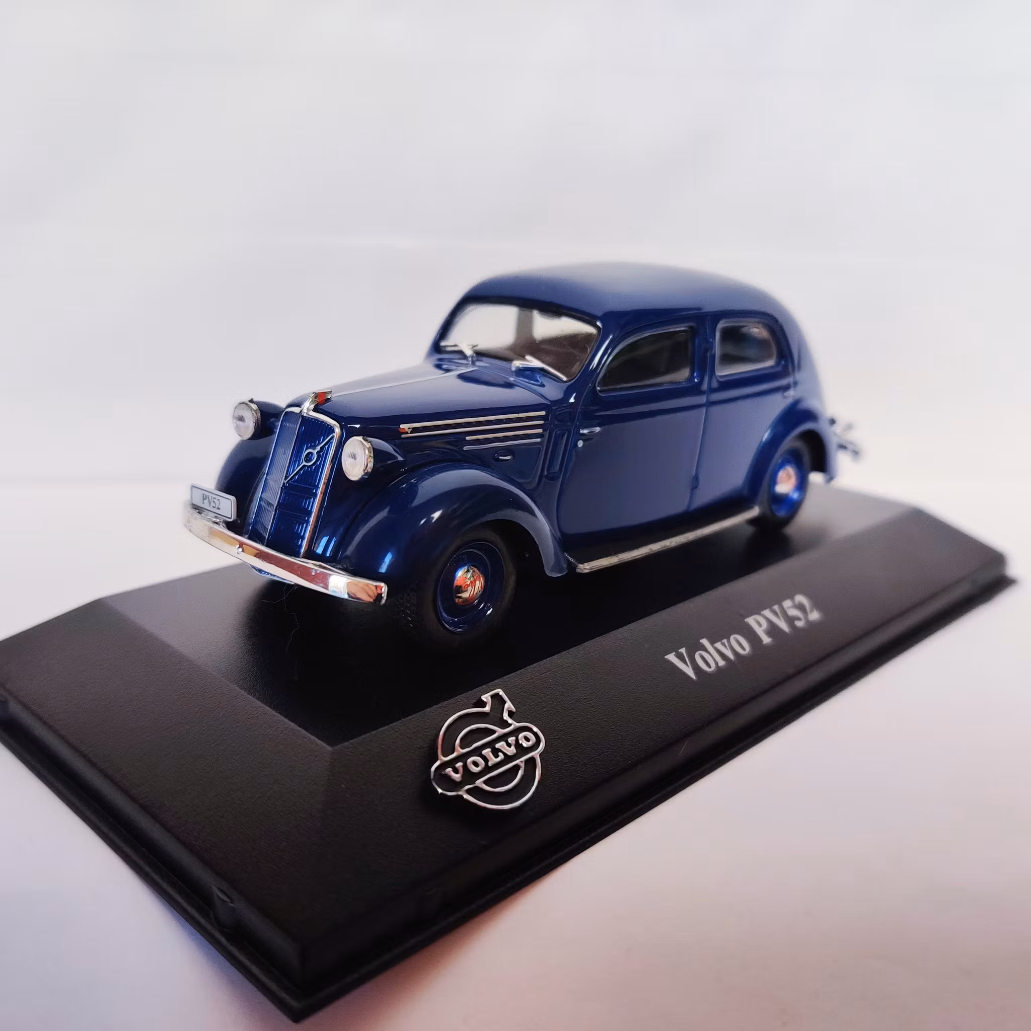 Skala 1/43 Volvo PV52 mörkblå fr Atlas Editions