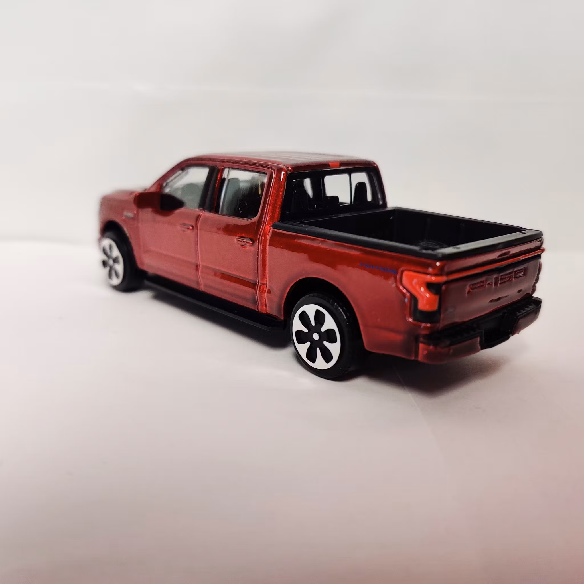 Skala 1/43 Ford F-150 Lightning Vit/orange fr Bburago