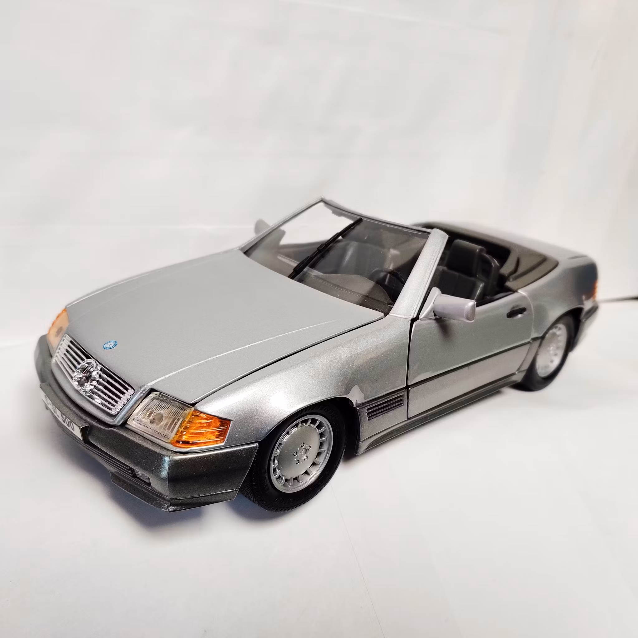 Skala 1/18 Mercedes-Benz 500SL 1989 fr Maisto
