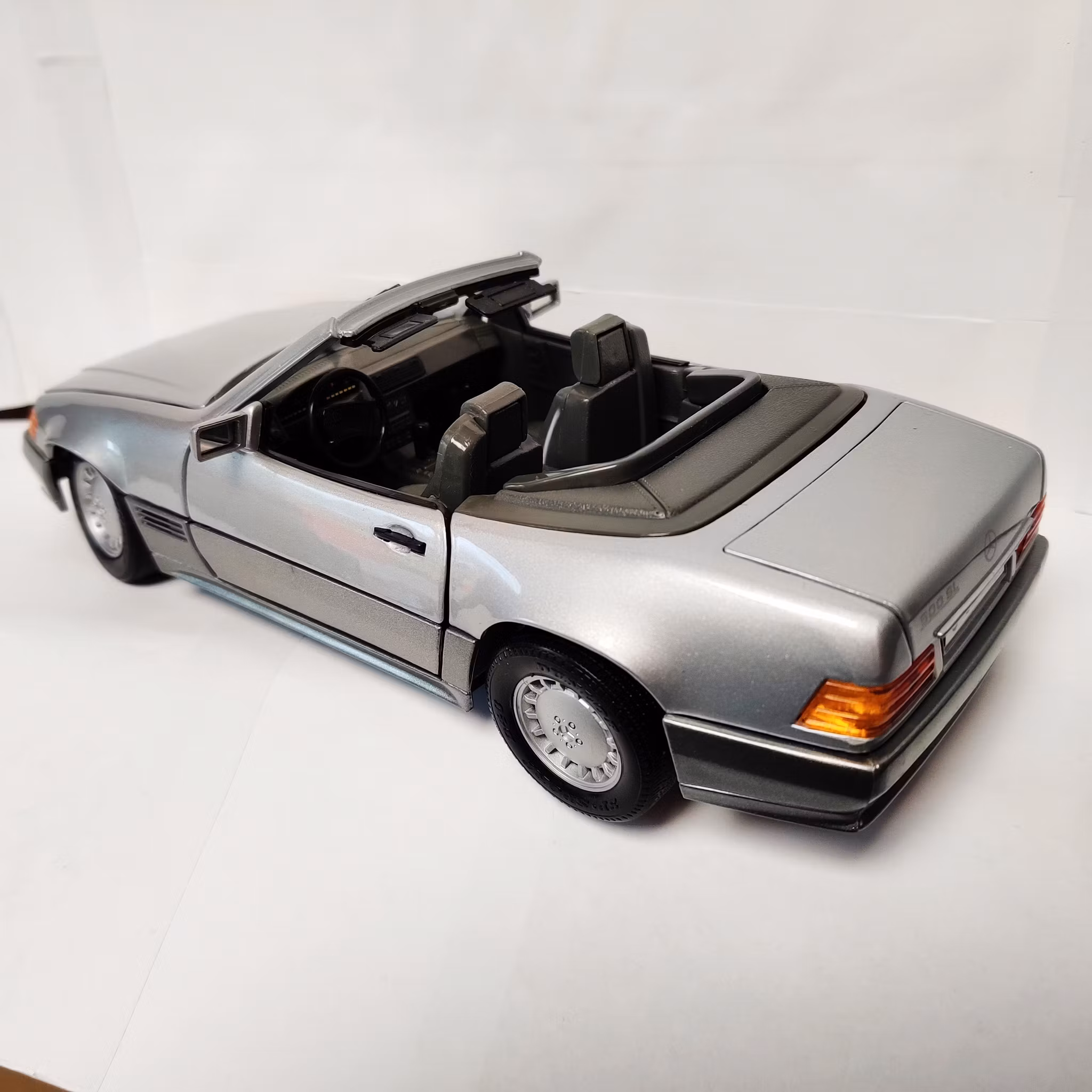 Skala 1/18 Mercedes-Benz 500SL 1989 fr Maisto