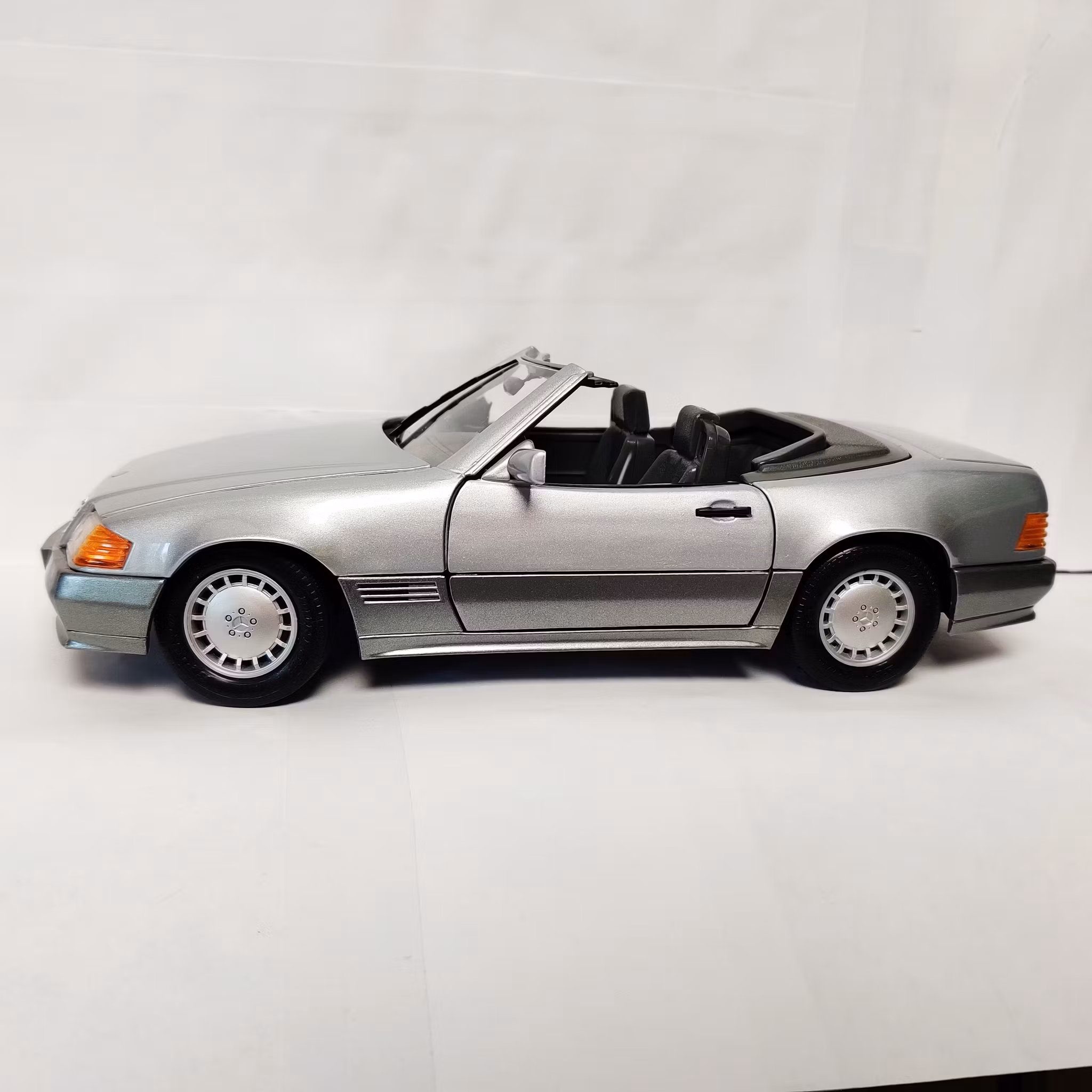 Skala 1/18 Mercedes-Benz 500SL 1989 fr Maisto