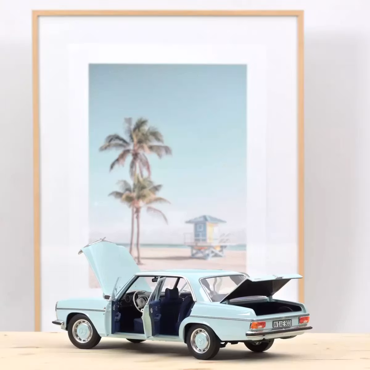 Skala 1/18 Mercedes-Benz 200 1968 Light blue fr Norev